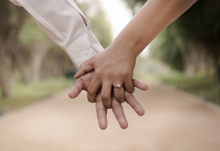 руки держаться вместе